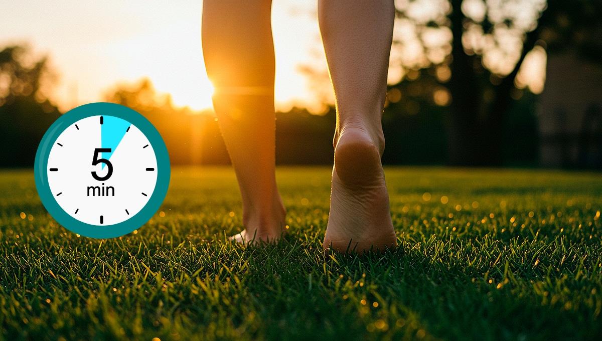 Una rutina de ejercicio de 5 minutos para hacer descalzo en el patio de casa al comienzo del día